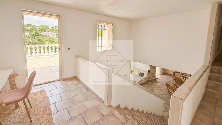 À VENDRE – VILLA DE CHARME VUE MER À ANTIBES, CALME ABSOLU