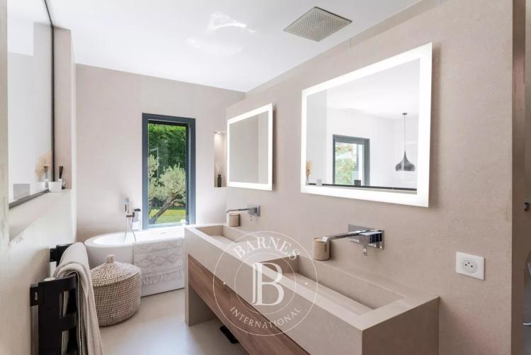 Saint-Paul-de-Vence - villa contemporaine avec piscine à deux pas du village