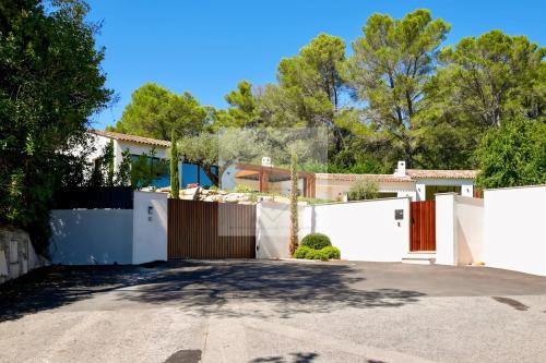 Villa neuve contemporaine de plain-pied dans un domaine de prestige à Mougins