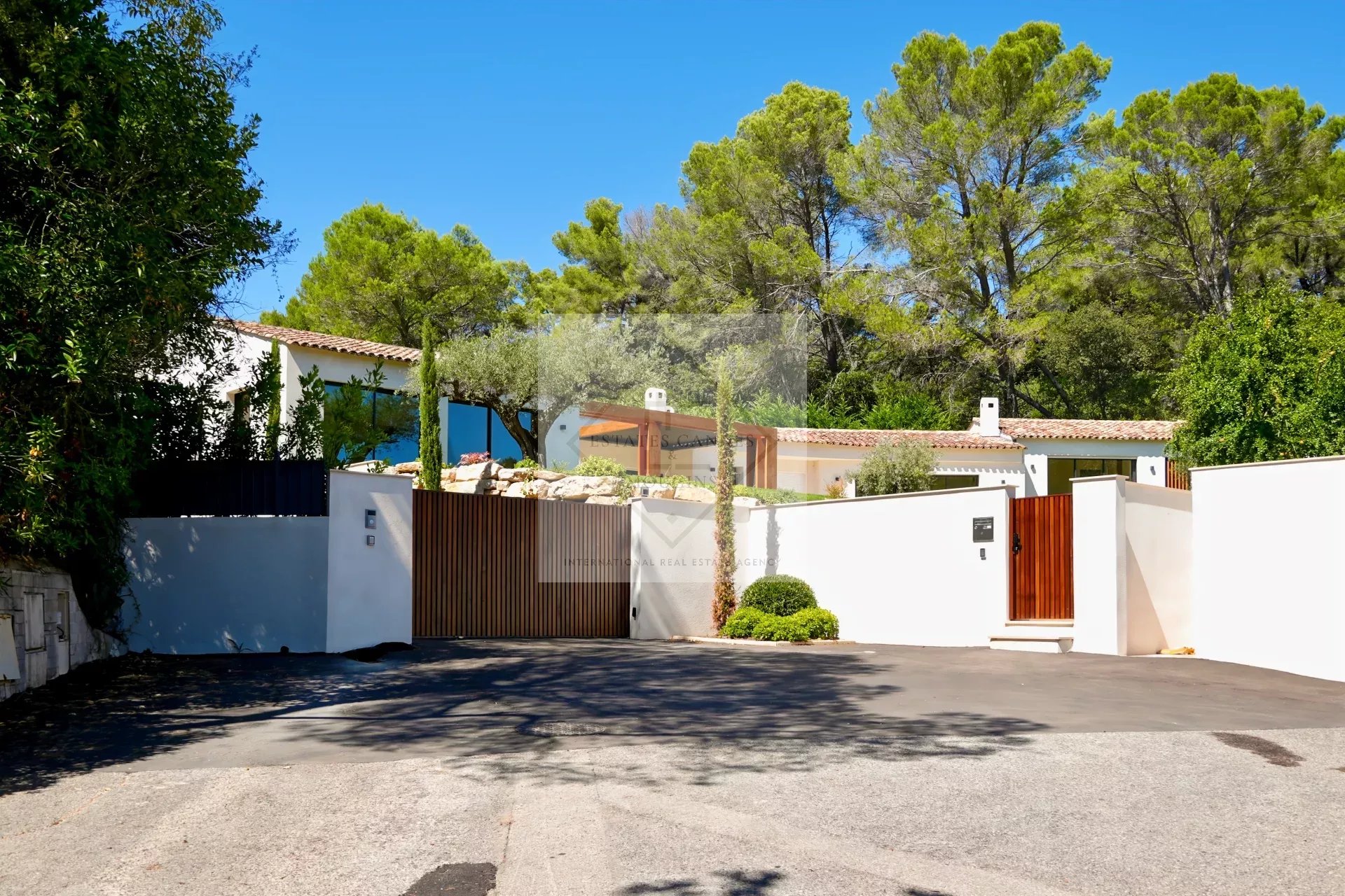 Villa neuve contemporaine de plain-pied dans un domaine de prestige à Mougins