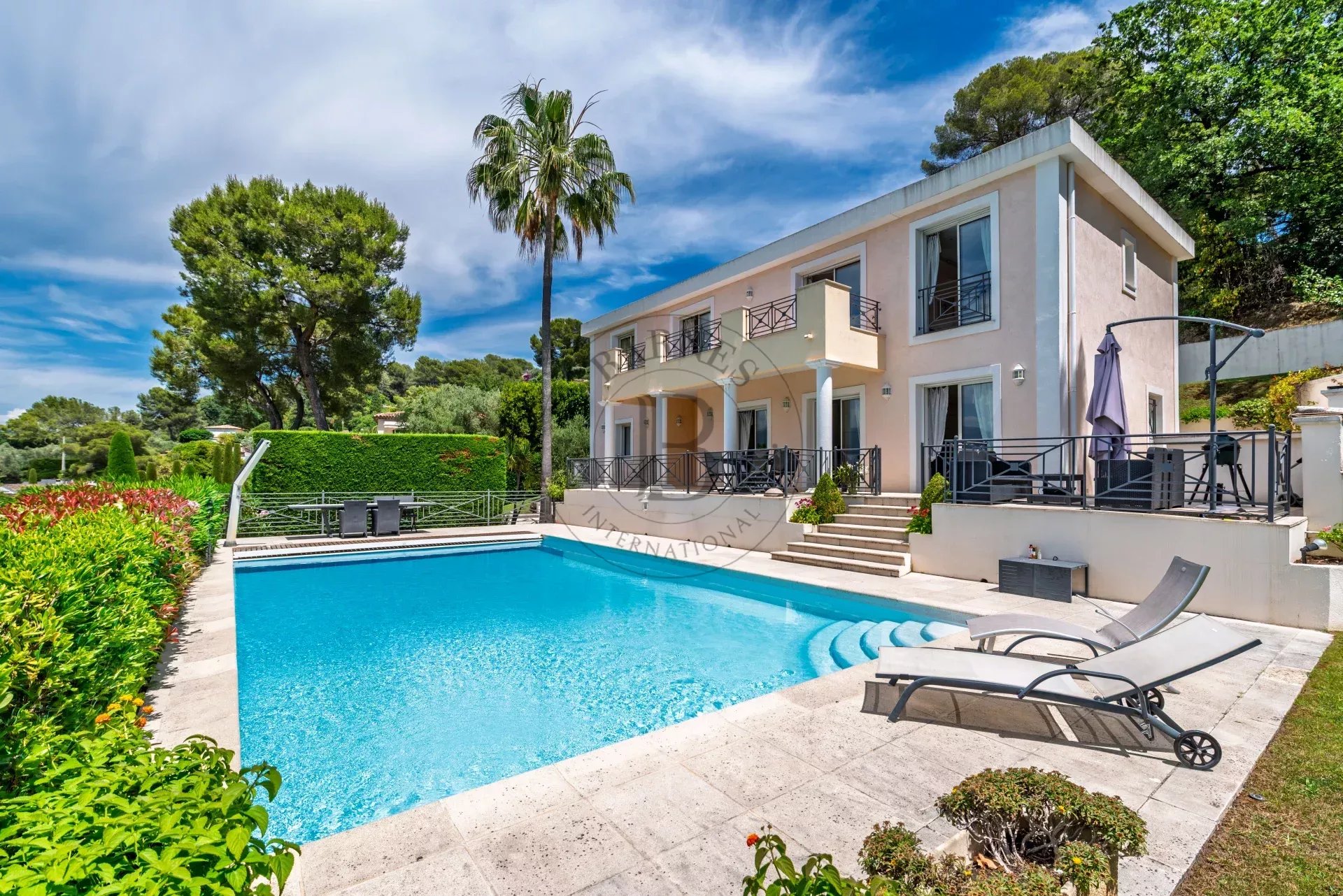 MOUGINS - VILLA AVEC VUE DANS DOMAINE SECURISE