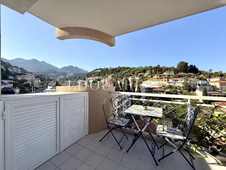 Sur la commune de Roquebrune Cap Martin, trois pièces avec terrasse, belle vue dégagée et grand garage