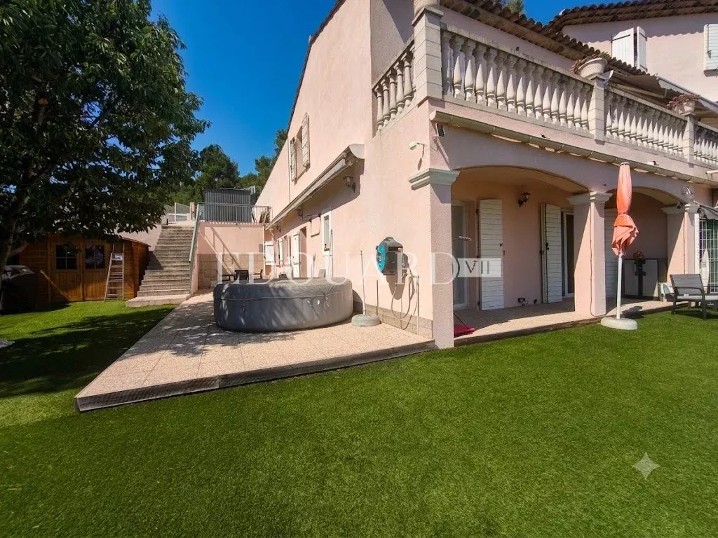 Rare sur la commune de Roquebrune Cap Martin, quatre pièces en bas de villa avec jardin, vue mer et parking