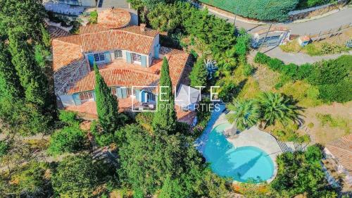 Maison de charme avec vue mer panoramique. piscine et dépendance