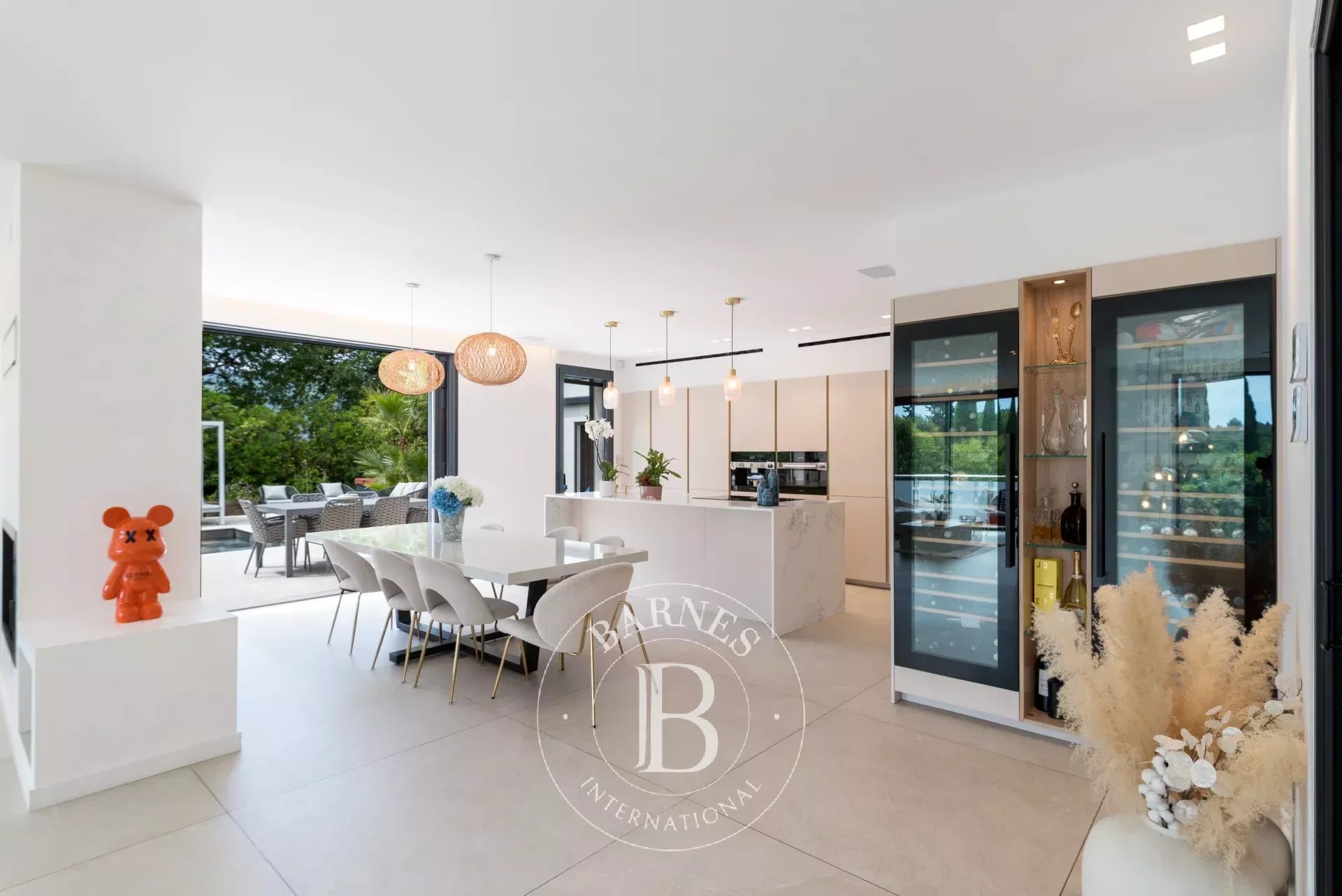 5mn de Valbonne - Magnifique maison contemporaine – 5 chambres – Domotique – Piscine – Studio indépendant