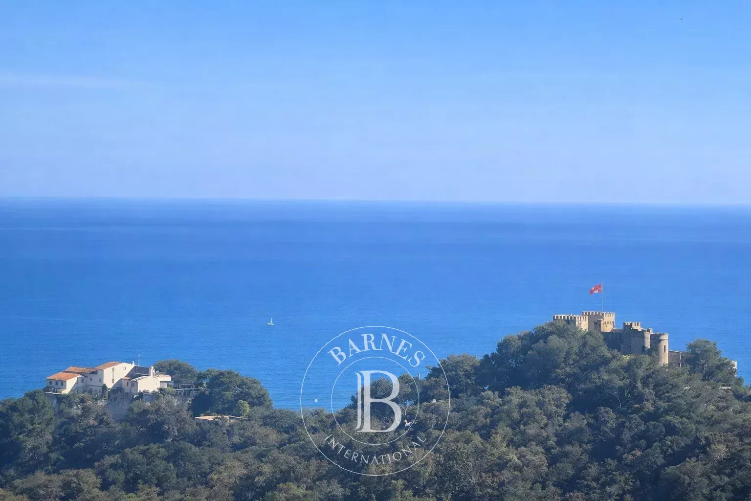 EXCLUSIVITÉ - VILLEFRANCHE-SUR-MER – TERRAIN AVEC MAISON À RÉHABILITER BÉNÉFICIANT D’UN PERMIS ACCORDÉ
