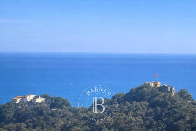 EXCLUSIVITÉ - VILLEFRANCHE-SUR-MER – TERRAIN AVEC MAISON À RÉHABILITER BÉNÉFICIANT D’UN PERMIS ACCORDÉ