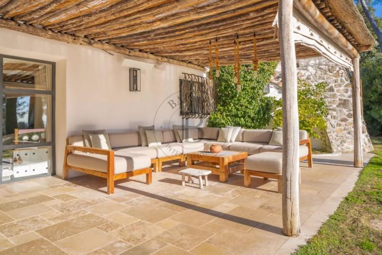 MOUGINS – PROPRIÉTÉ DE CHARME – ADRESSE RECHERCHÉE