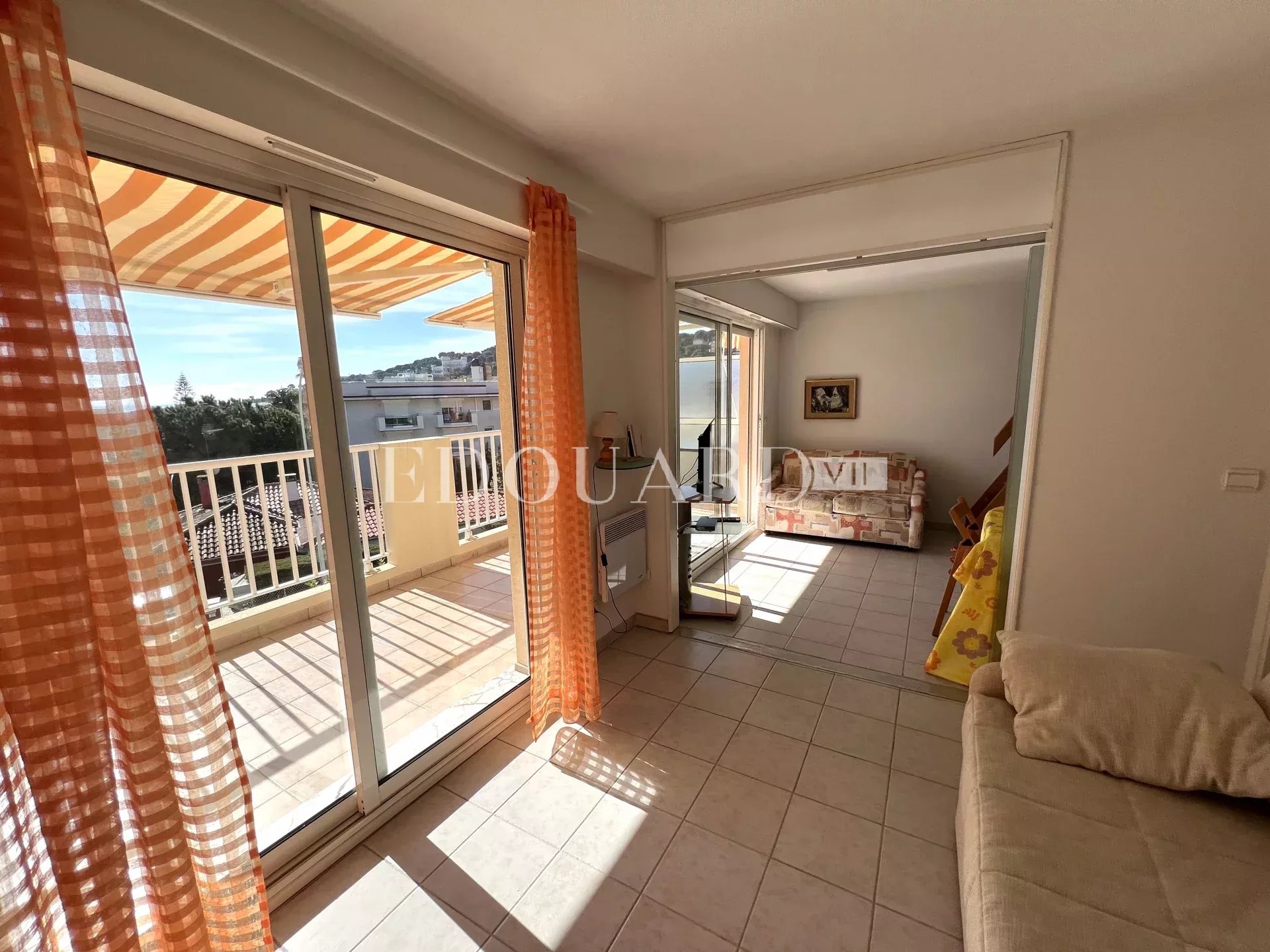 En exclusivité deux pièces en dernier étage avec spacieuse terrasse, cave et parking, à quelques pas des plages