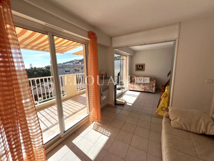 En exclusivité deux pièces en dernier étage avec spacieuse terrasse, cave et parking, à quelques pas des plages