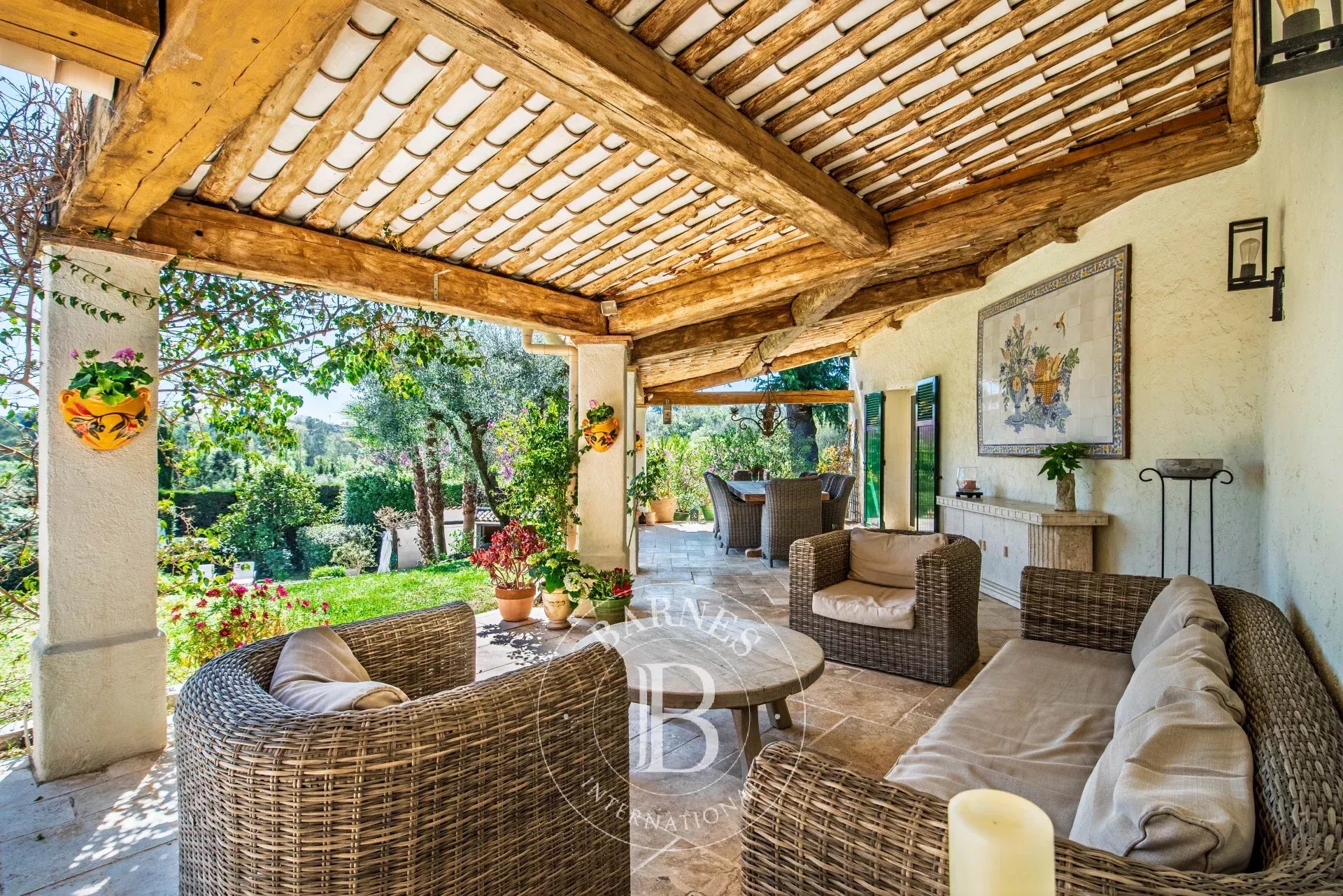 À quelques pas de Valbonne-  Propriété d’exception en domaine fermé, à proximité du golf, 2 maisons d’invités, piscine, calme absolu