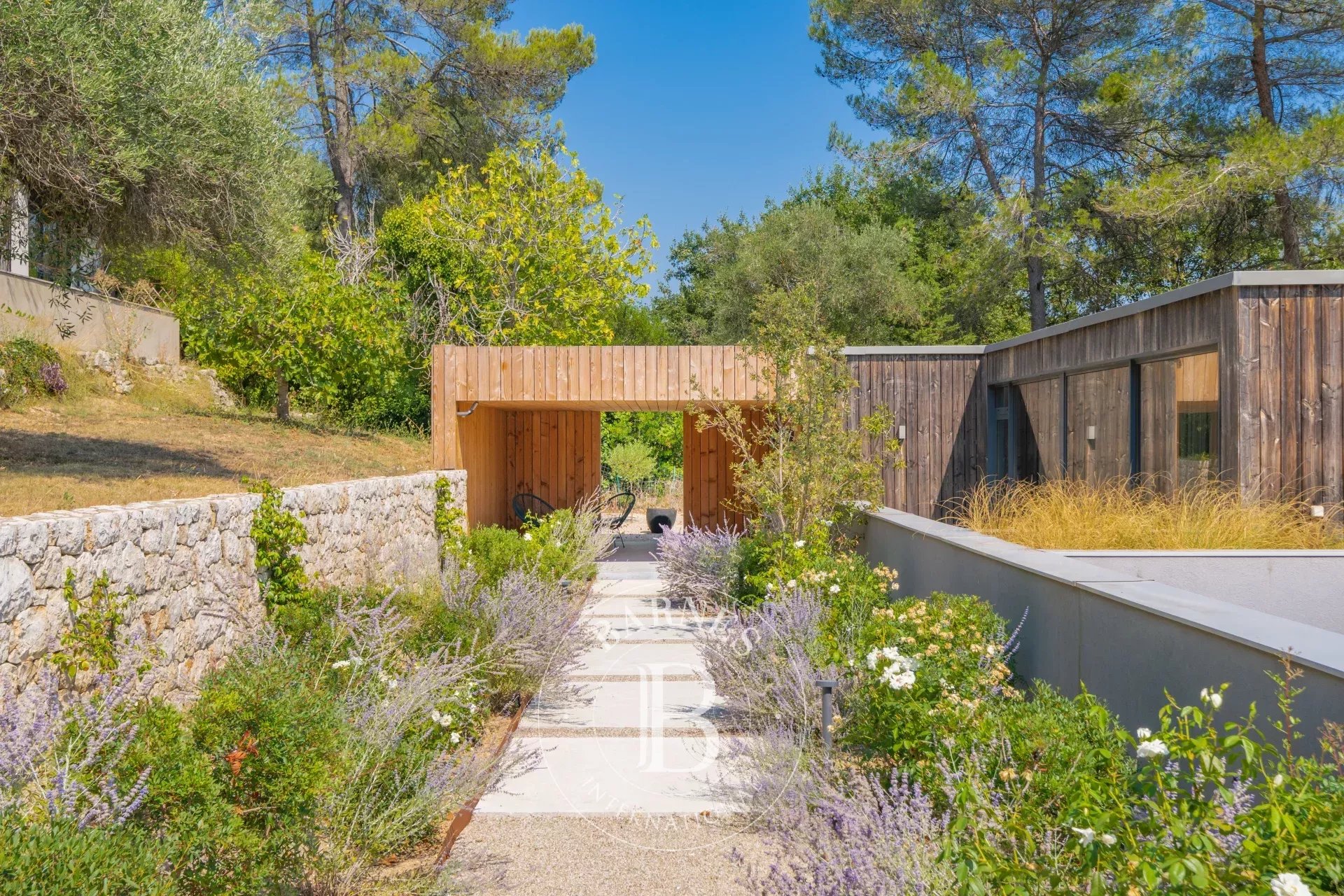 Valbonne, au pied du village, villa d'exception, piscine