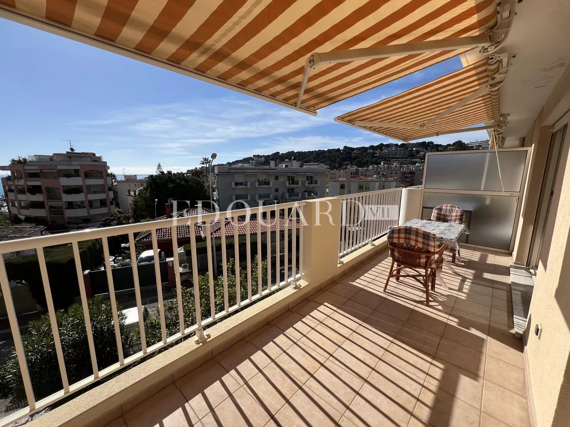 En exclusivité deux pièces en dernier étage avec spacieuse terrasse, cave et parking, à quelques pas des plages