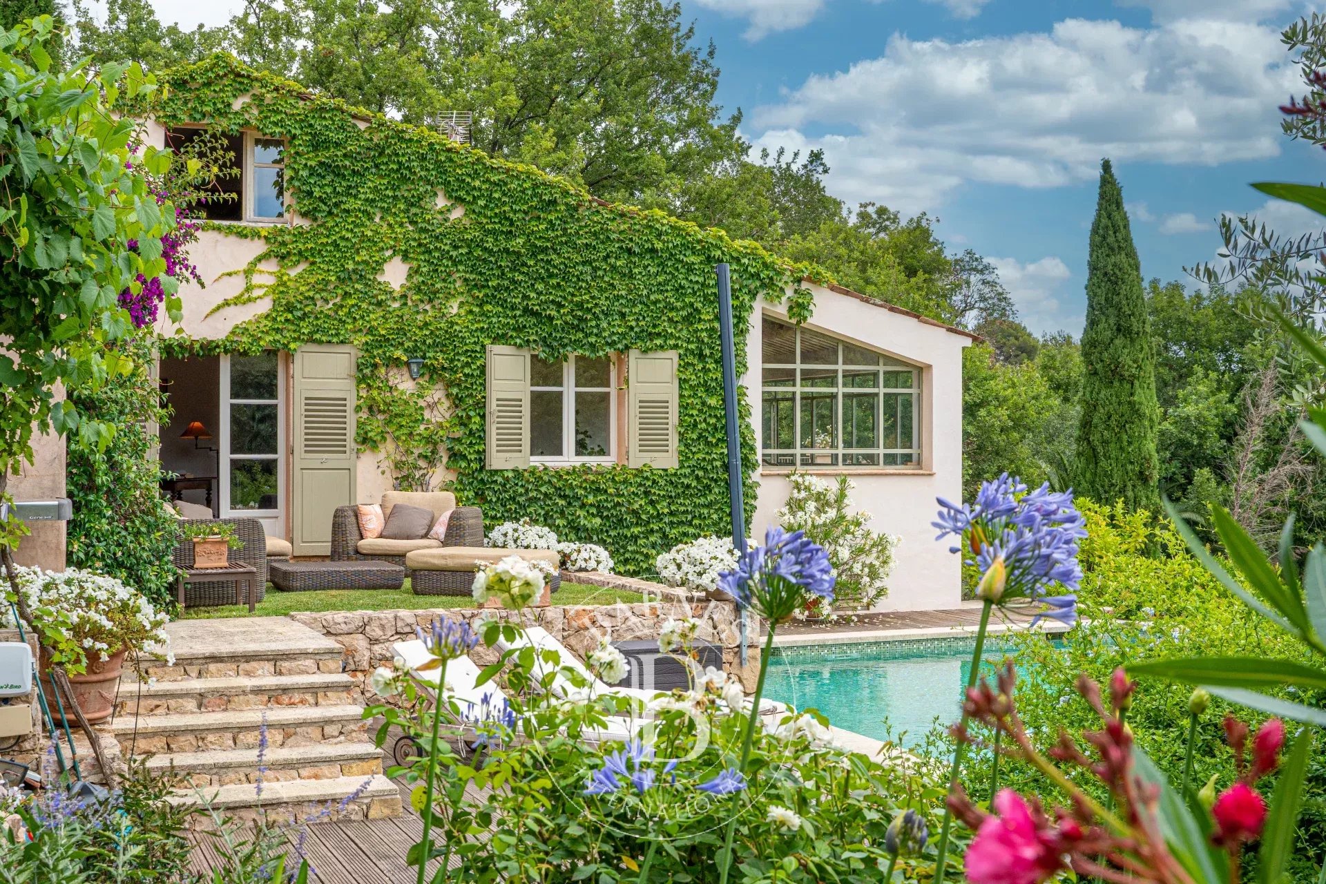 Valbonne - Unique propriété à pied du village - Terrain 1,6 hectare