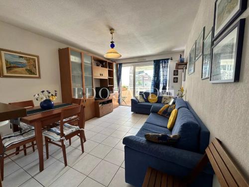 En exclusivité deux pièces en très bon état avec terrasse et cave, au troisième étage d’un immeuble récent
