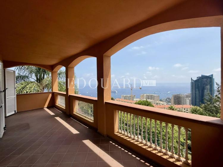 Dans un domaine privé et sécurisé, à vendre villa de prestige avec vue panoramique sur la Principauté de Monaco