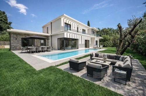 Élégante Villa à Mougins avec Piscine et Jardin Verdoyant