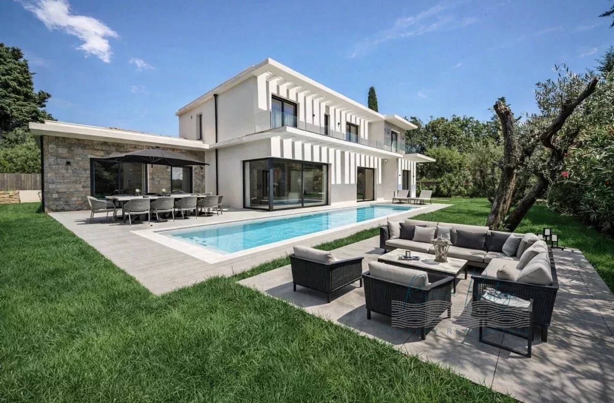 Élégante Villa à Mougins avec Piscine et Jardin Verdoyant