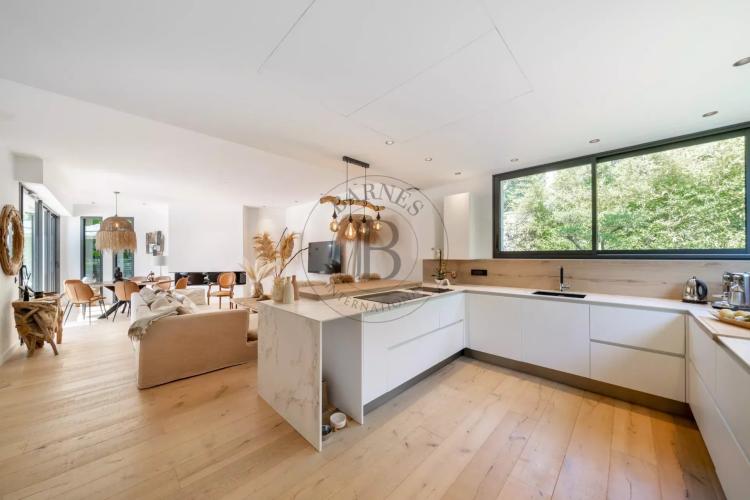 MOUGINS - VILLA NEUVE - AU PIED DU VILLAGE