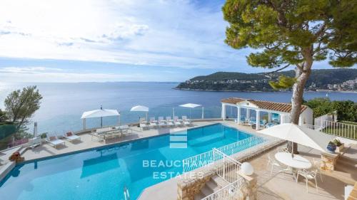 Saint-Jean-Cap-Ferrat – Villa Provençale avec Vue Mer Panoramique et Piscine Chauffée