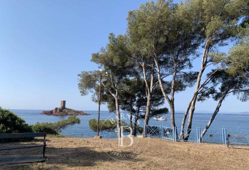 SAINT-RAPHAËL - TERRAIN PIED DANS L'EAU CONSTRUCTIBLE