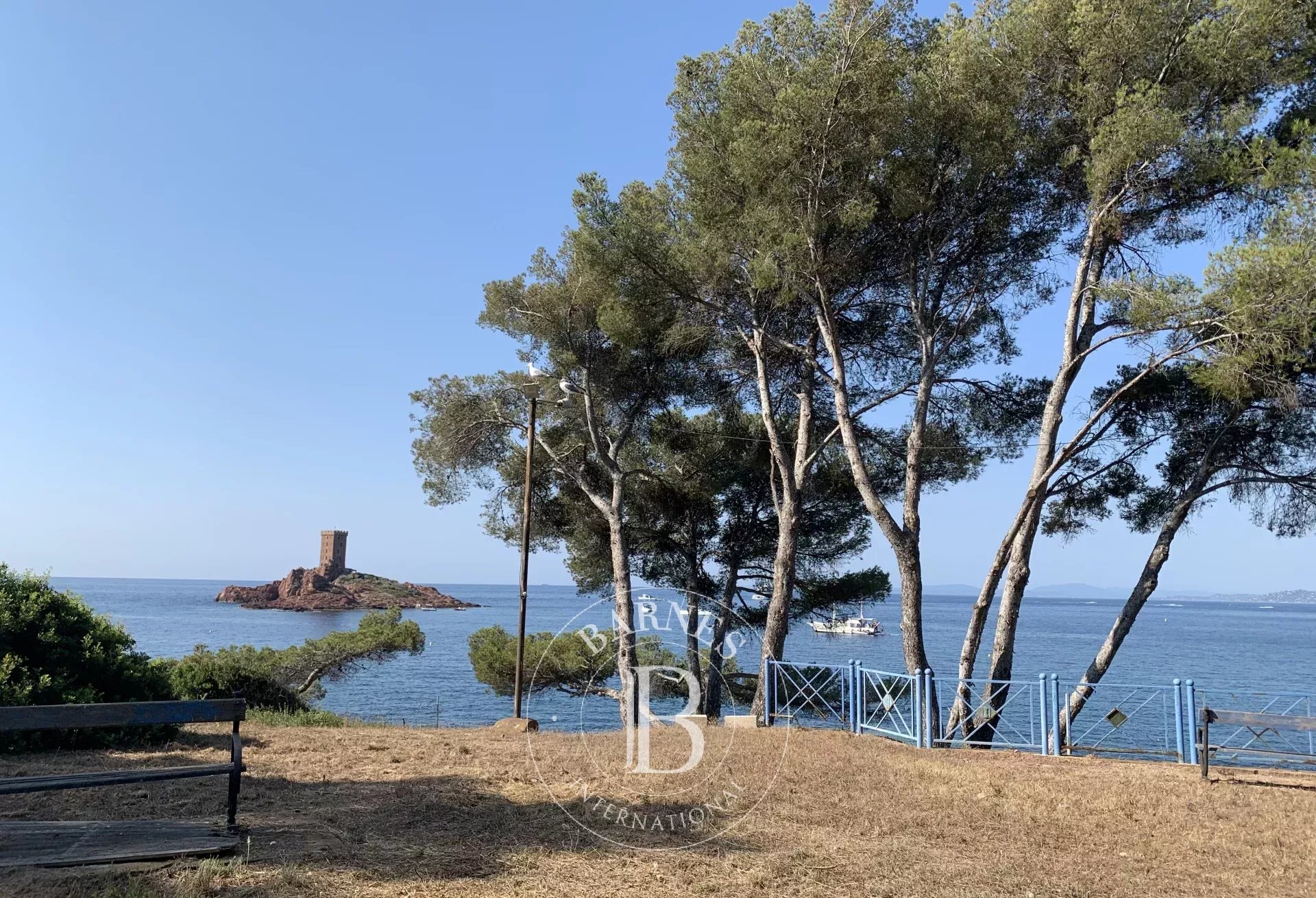 SAINT-RAPHAËL - TERRAIN PIED DANS L'EAU CONSTRUCTIBLE