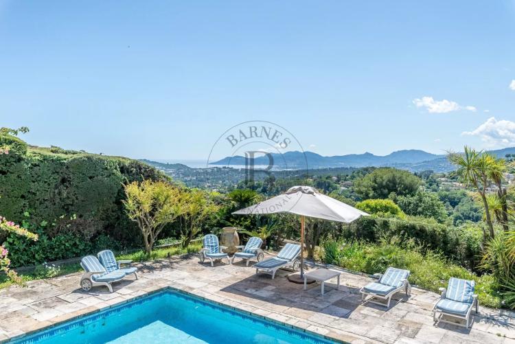 MOUGINS – PROPRIÉTÉ PROVENÇALE - VUE MER