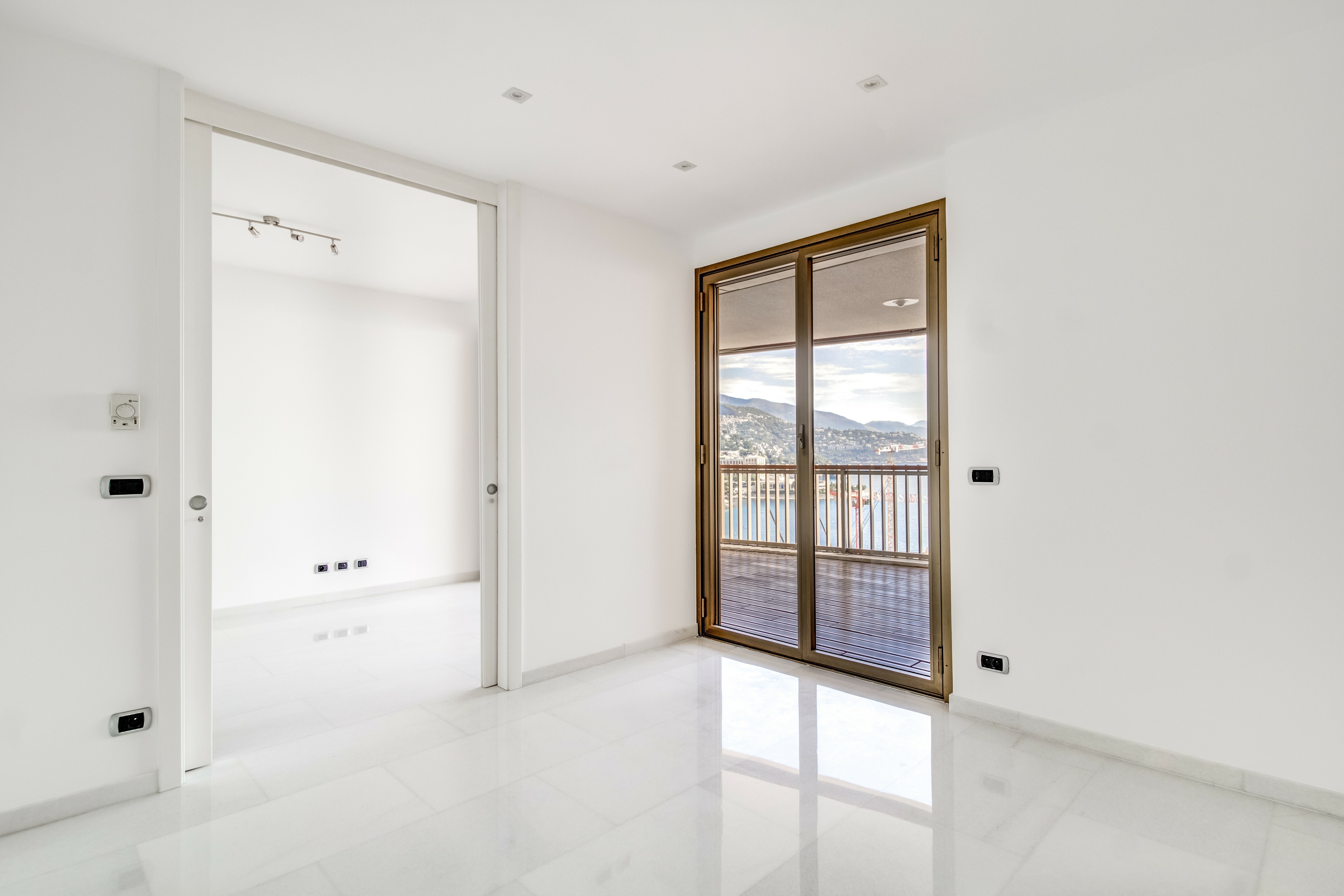 MIRABEAU : Rare appartement de 3 chambres à coucher et  belle vue mer