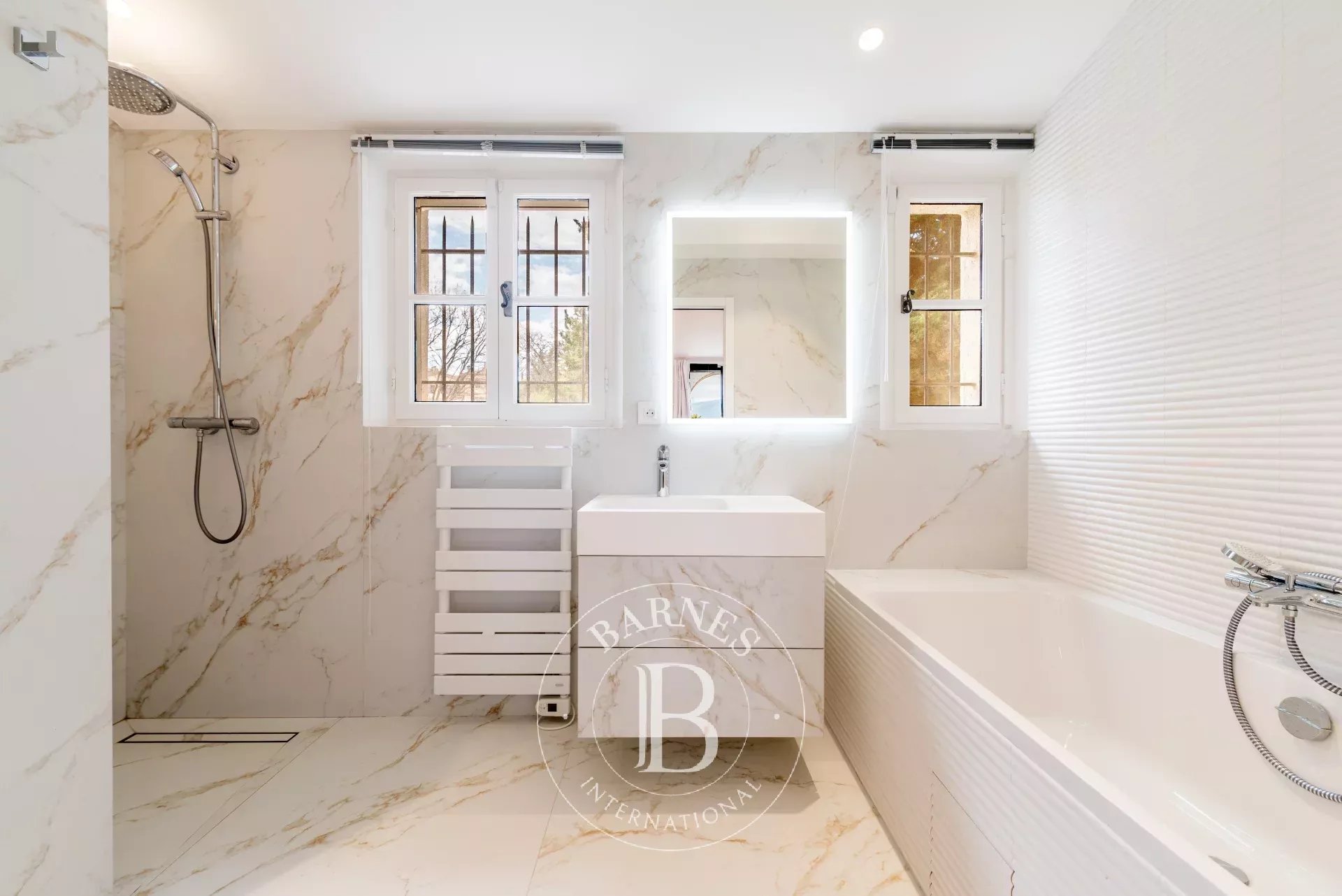 Valbonne - A pied du village - Propriété familiale rénovée - Maison d’amis - Mazet - Appartement indépendant.