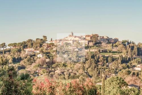 VILLA CONTEMPORAINE – EMPLACEMENT PRIME À MOUGINS