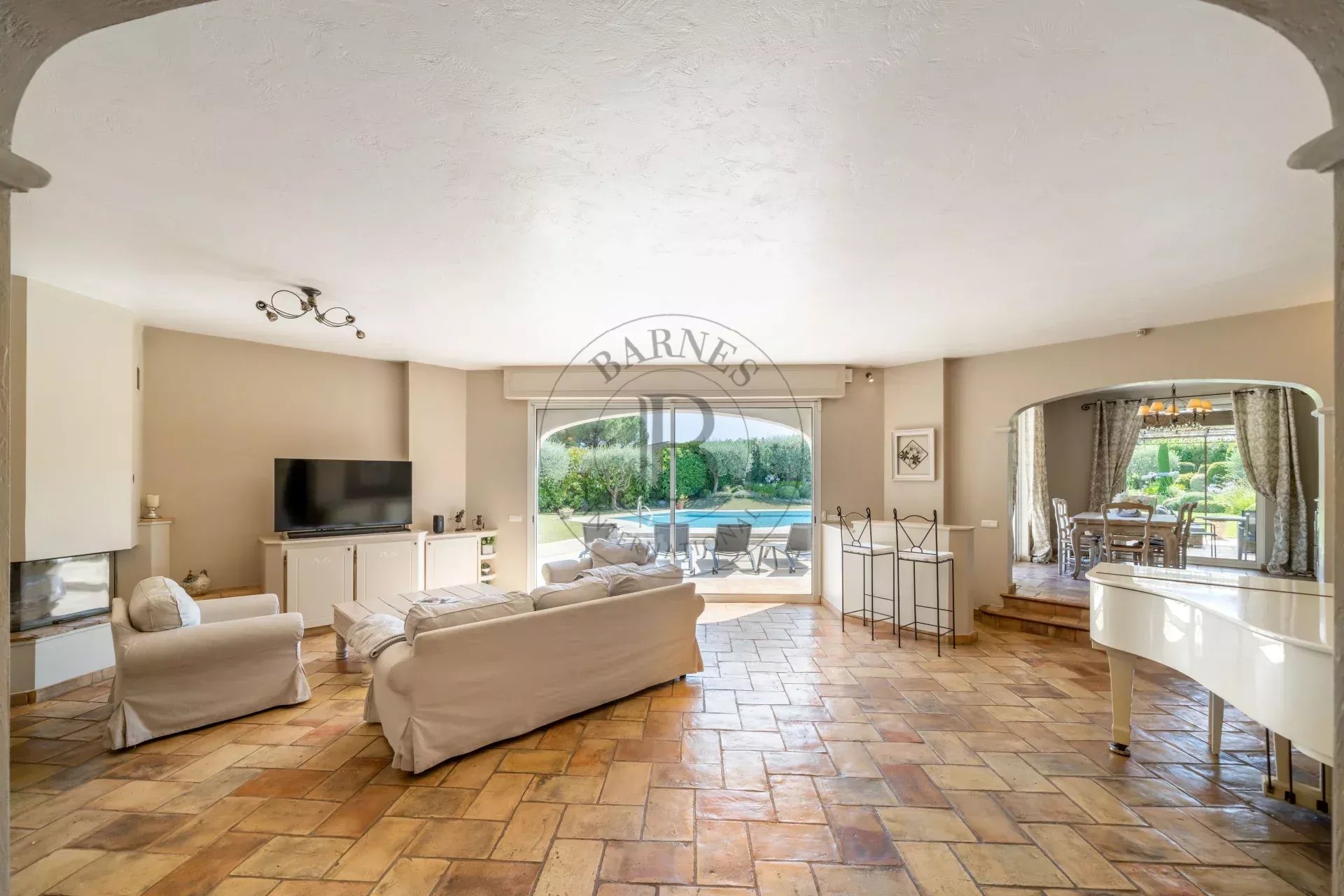 MOUGINS - VILLA DE CHARME - PROCHE VILLAGE
