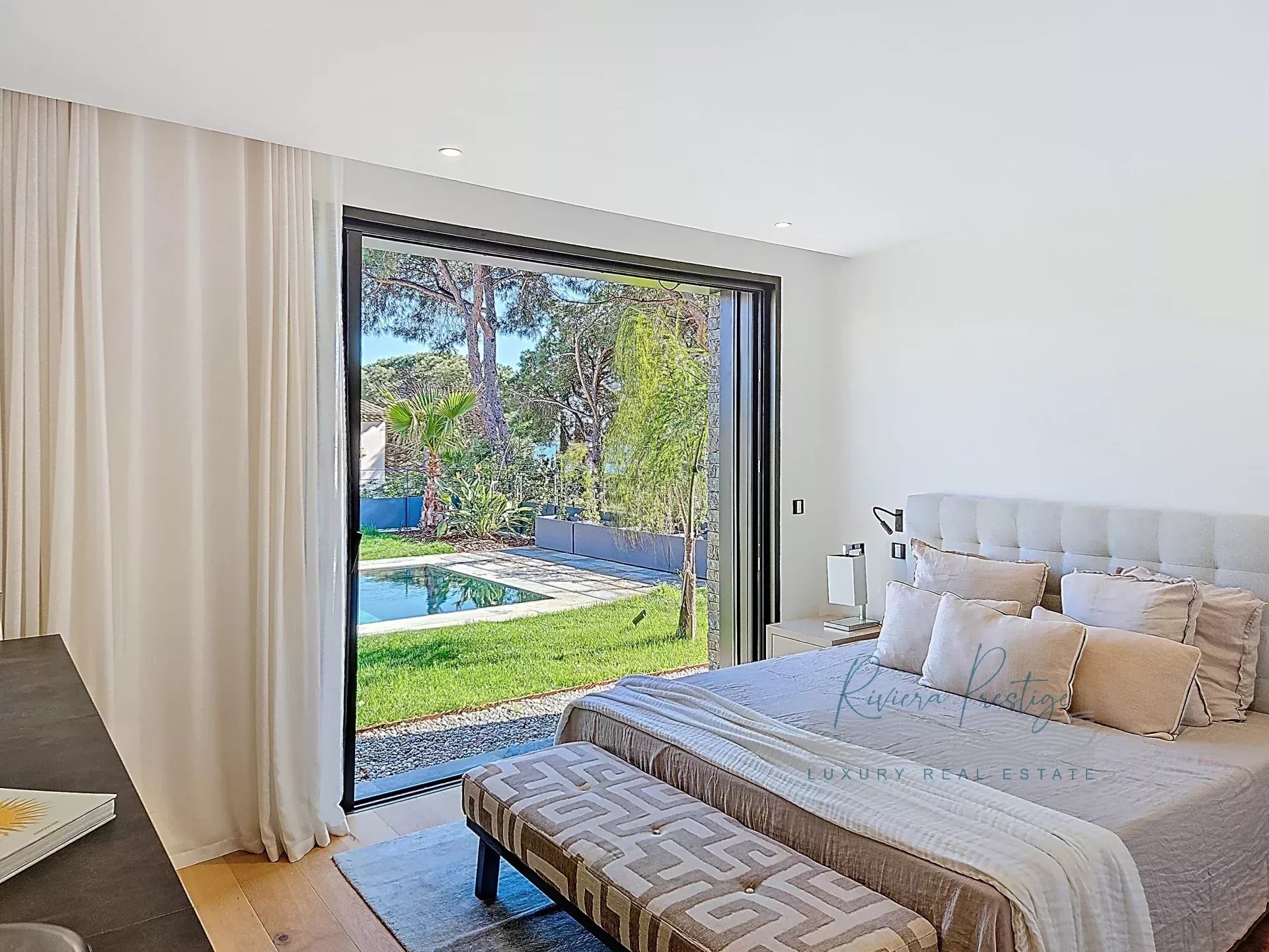 Villa contemporaine neuve avec piscine miroir - vue mer