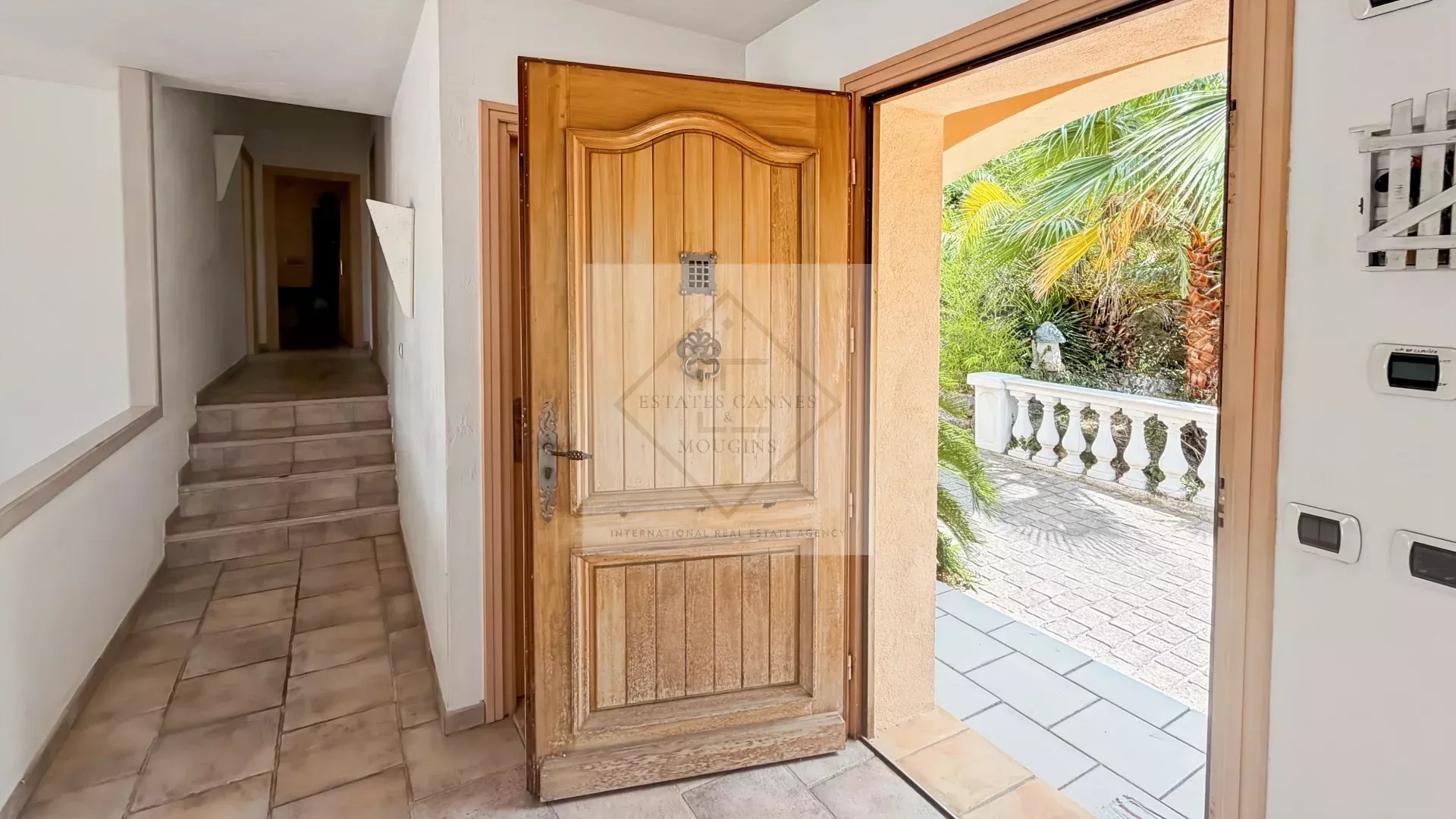 À VENDRE – VILLA DE CHARME VUE MER À ANTIBES, CALME ABSOLU