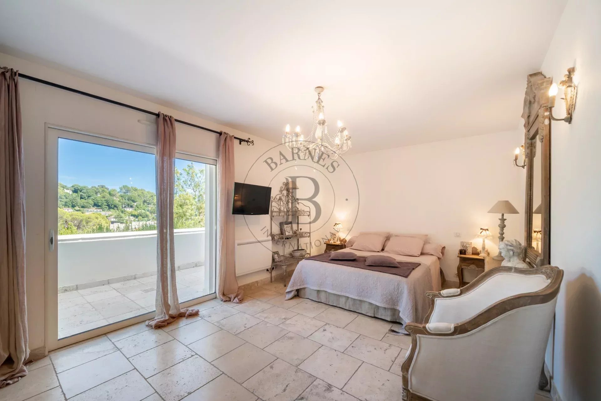 MOUGINS - VILLA DANS UN DOMAINE PRIVE - A PIEDS DES COMMODITES