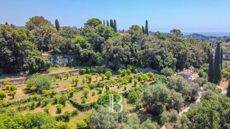 BIOT - Propriété de caractère avec chapelle sur plus de 2 hectares