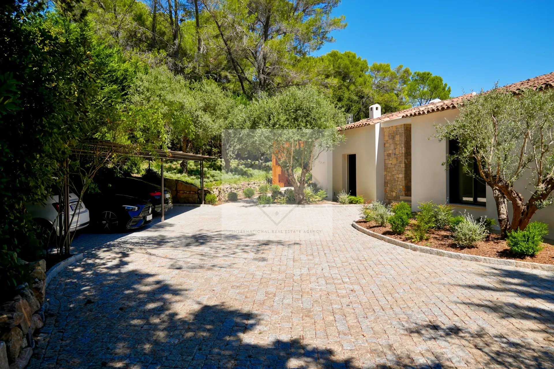 Villa neuve contemporaine de plain-pied dans un domaine de prestige à Mougins