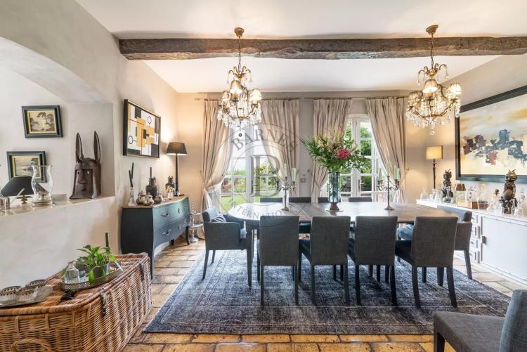 PROCHE MOUGINS - VILLA DE CHARME - AU CALME