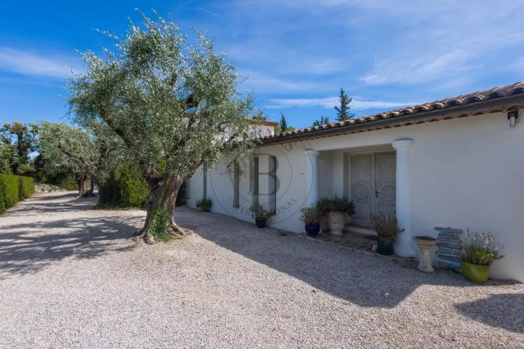 MOUGINS - VILLA AU CALME