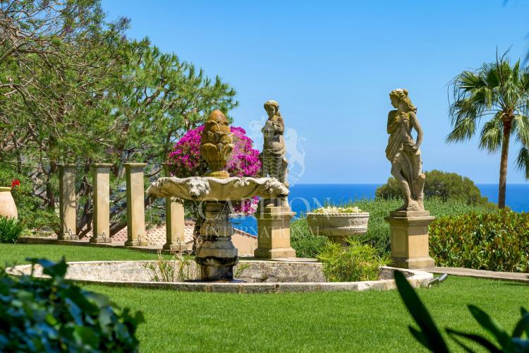 Villa d’exception à pied des plages, offrant une vue mer panoramique et deux maisons d’invités