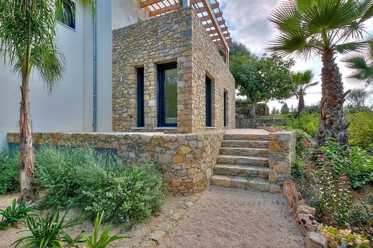 MOUGINS- Maison de Charme