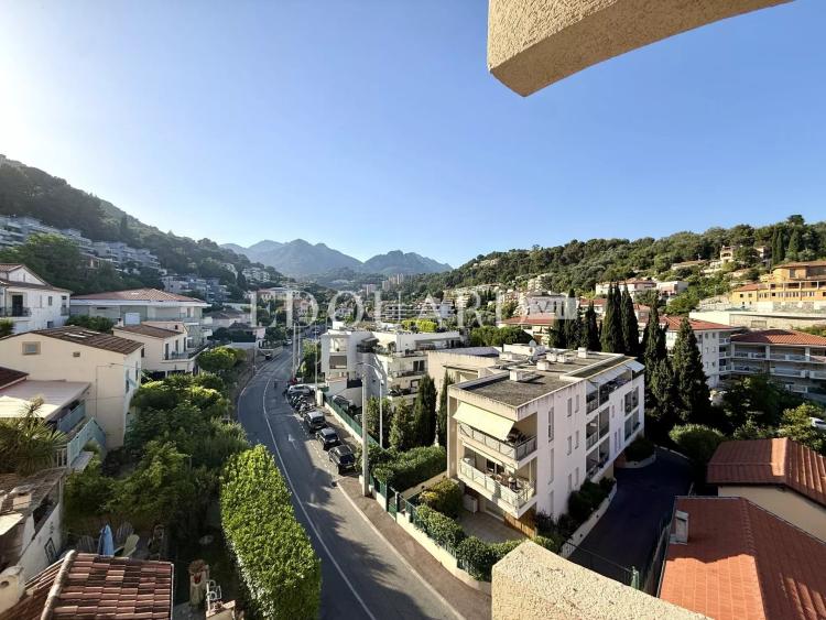 Sur la commune de Roquebrune Cap Martin, trois pièces avec terrasse, belle vue dégagée et grand garage