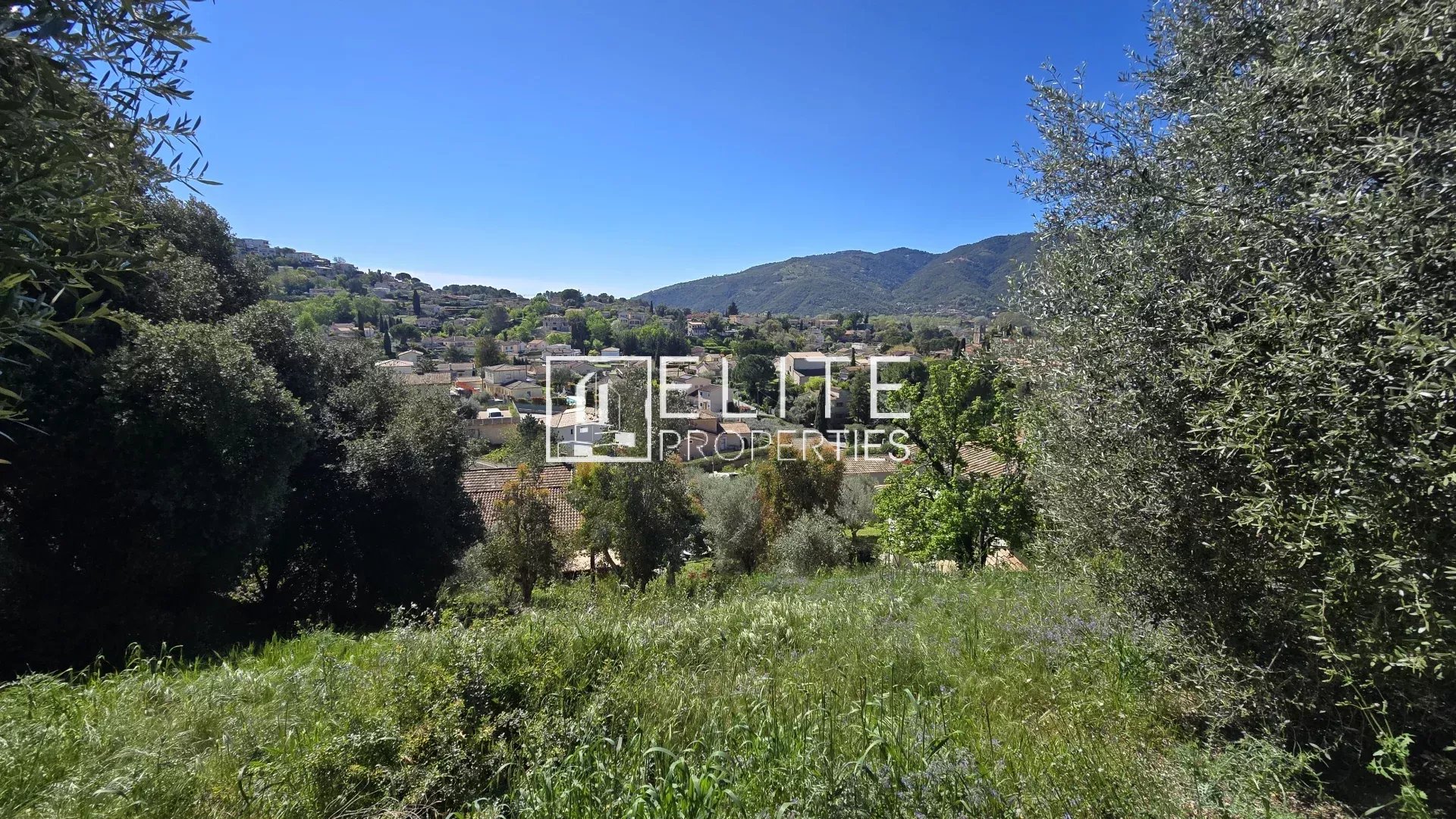 TERRAIN CONSTRUCTIBLE 913m² AU CALME PEGOMAS