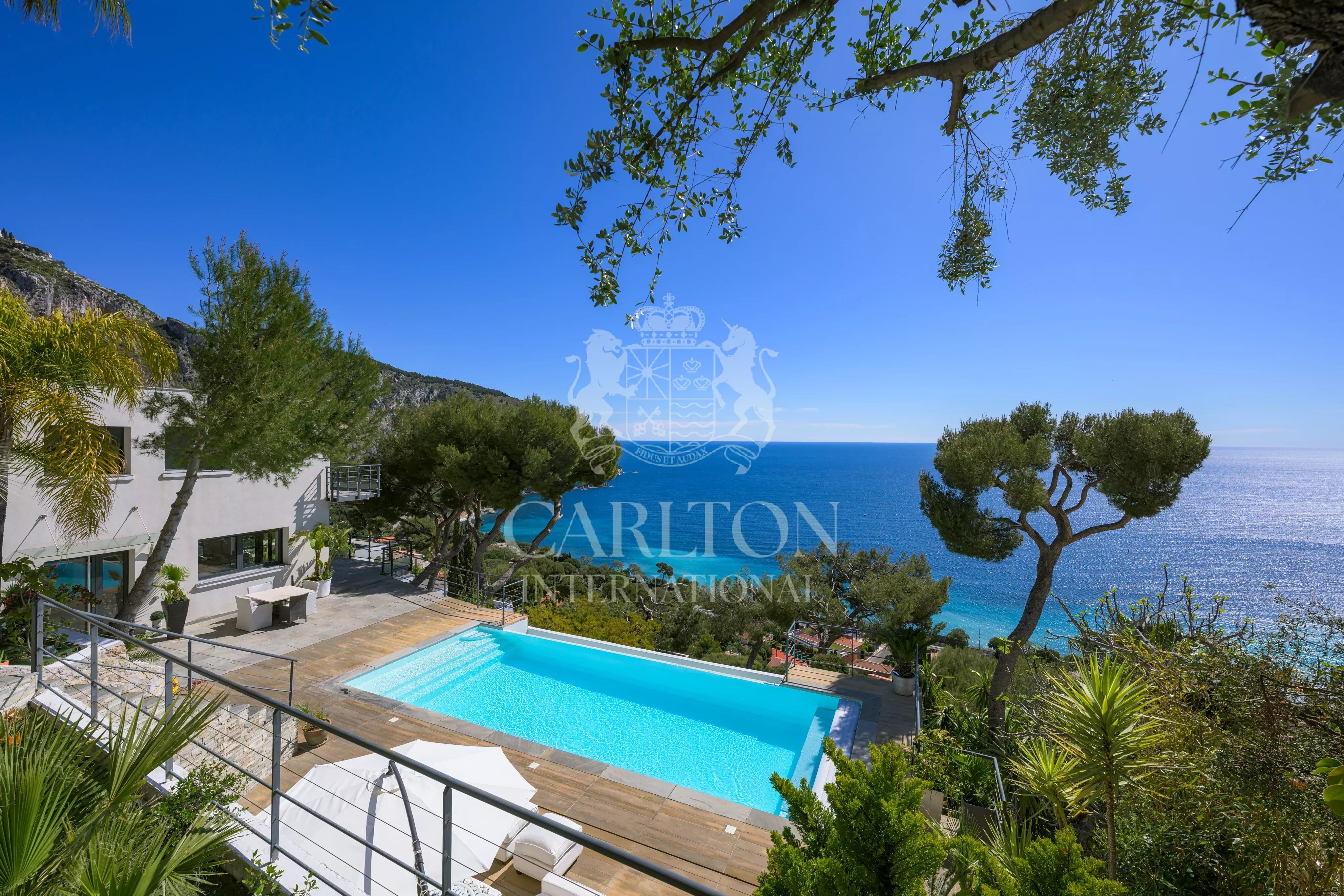 Villa contemporaine avec vue mer panoramique et grand terrain à Èze Bord de Mer