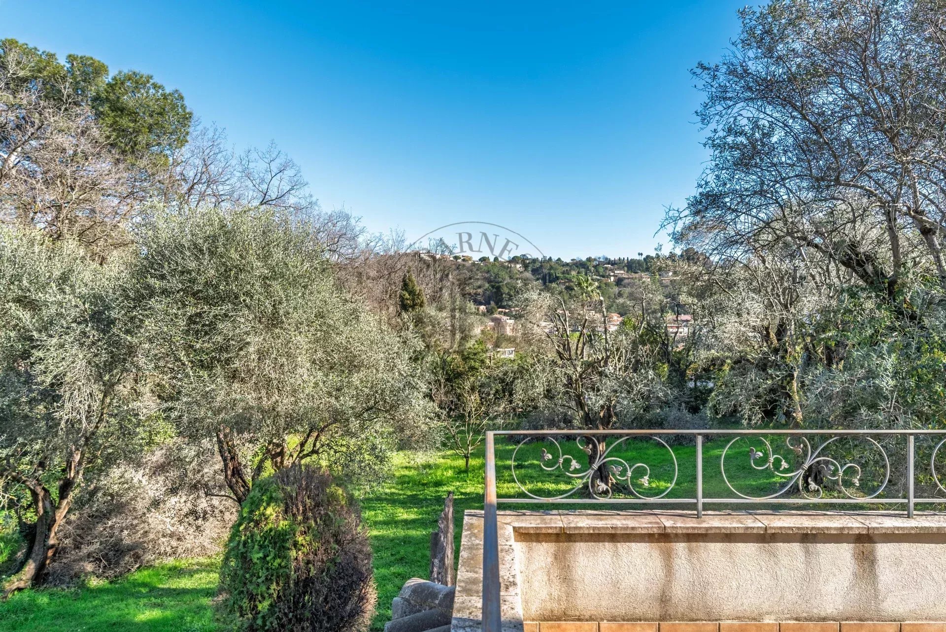 MOUGINS – PEYROUES – BELLE PROPRIÉTÉ À FORT POTENTIEL