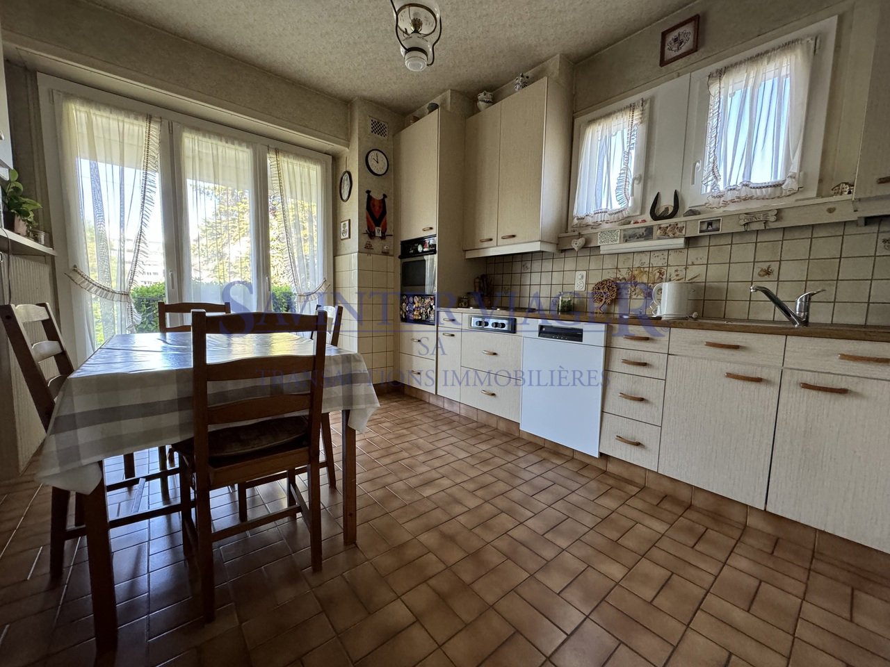 A2vJa_lookmove_235743139_5.jpg