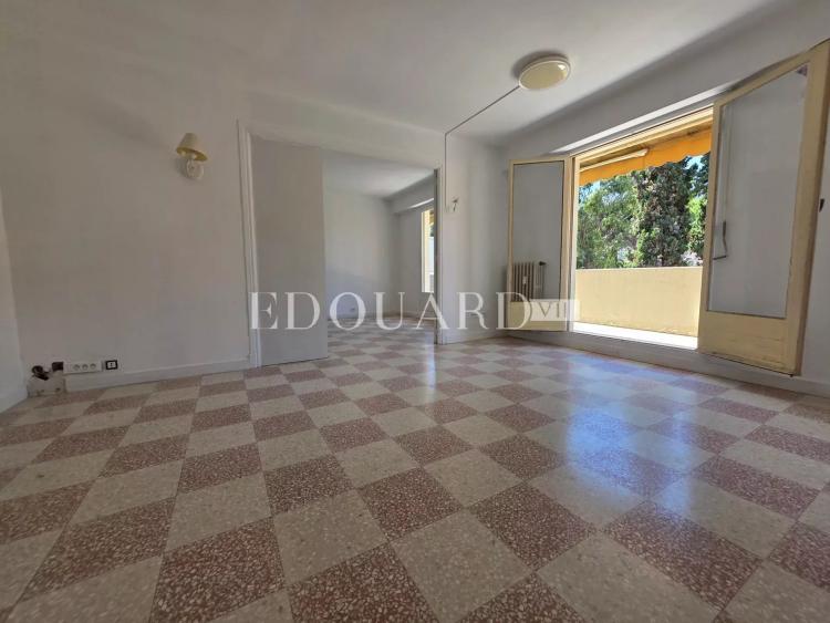 Deux pièces à rénover, avec grande terrasse et agréable vue dégagée, en plein centre de Carnolès