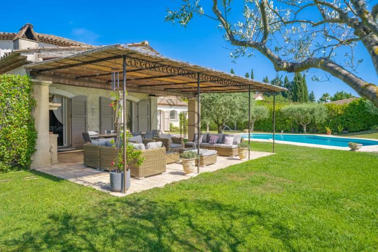 MOUGINS - VILLA DE CHARME - PROCHE VILLAGE