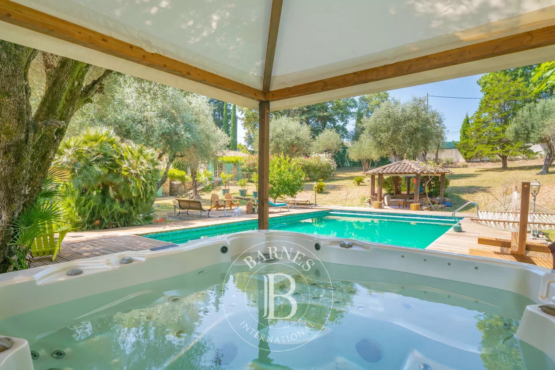 Opio - Superbe mas en pierre - Terrain de 6000 m2 avec piscine et jacuzzi à pied des commerces