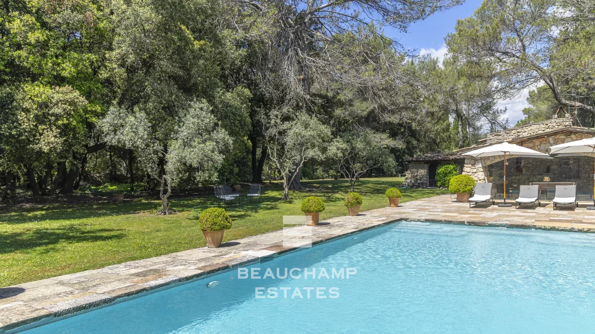 Vente aux enchères : Bastide en pierre 9 chambres  - Auribeau-sur-Siagne