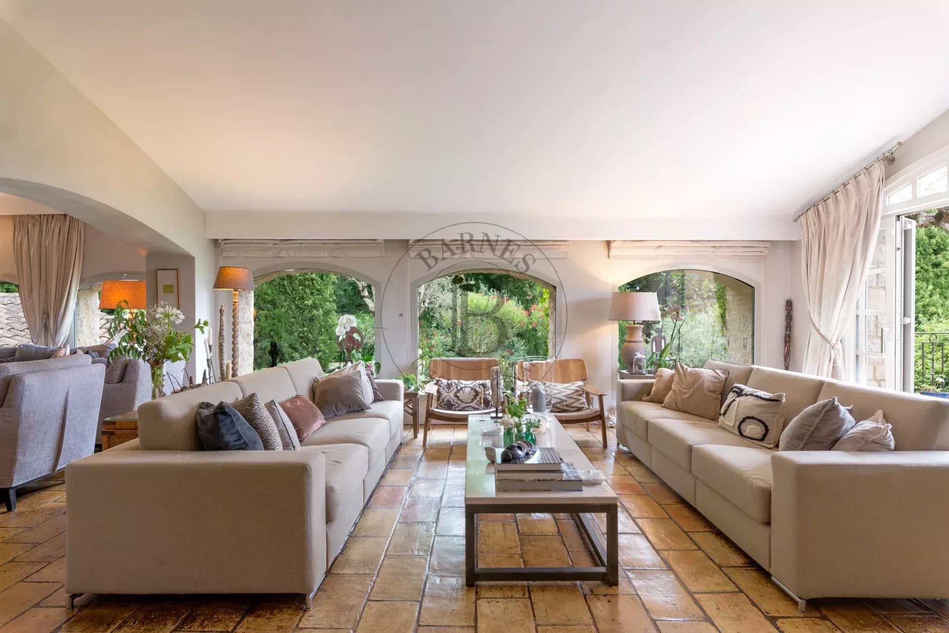 PROCHE MOUGINS - VILLA DE CHARME - AU CALME